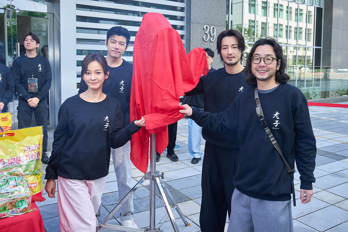 陳意涵（左起）、王柏傑、古斌、導演許富翔共同揭開紅布。 圖：網銀國際影視/提供