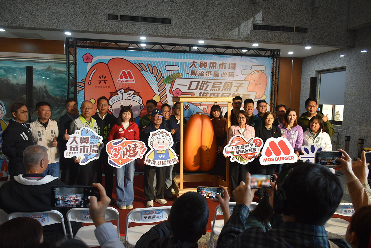 高雄市議會力挺興達港區漁會一口烏魚子，以實際行動支持在地漁業。 圖：孫家銘攝
