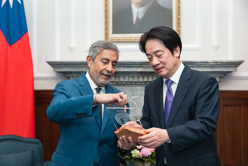 賴清德、美光科技總裁暨執行長梅羅特拉（Sanjay Mehrotra）。 圖：總統府提供