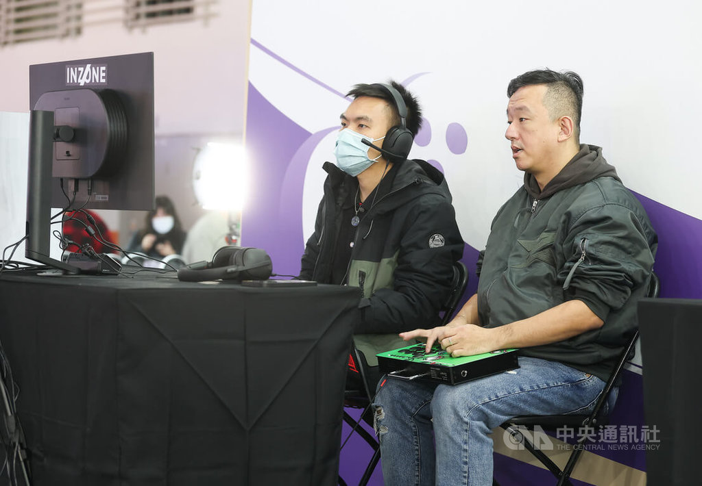 名古屋亞運電競「格鬥天王XV」培訓隊選拔賽29日在南港展覽館登場，台灣電競名將ET（林家弘）（右）在決賽搶勝，順利獲得亞運國手資格。中央社記者謝佳璋攝　115年1月29日