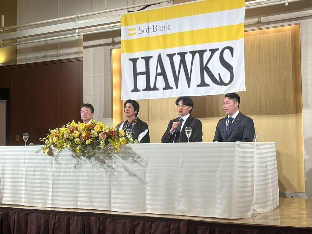 日本職棒福岡軟銀鷹隊29日在福岡市為台灣投手徐若熙（右2）舉辦加盟儀式，軟銀鷹總經理三笠杉彥（左）、首席棒球總管（CBO）城島健司（左2）等人同台出席。（展逸國際提供）中央社記者蘇志畬傳真　115年1月29日