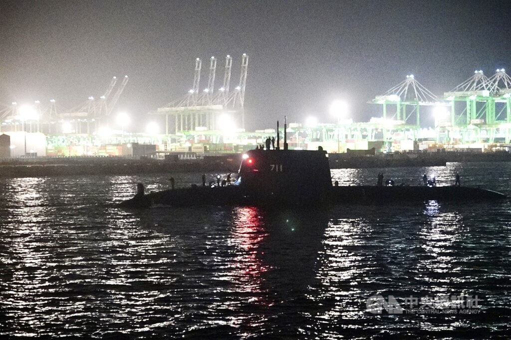 潛艦國造原型艦海鯤艦29日進行第一次潛航測試，吸引大批媒體、軍事迷關注，上午出海後至晚間天色全黑才返回高雄港區。中央社記者董俊志攝　115年1月29日 圖：中央社提供