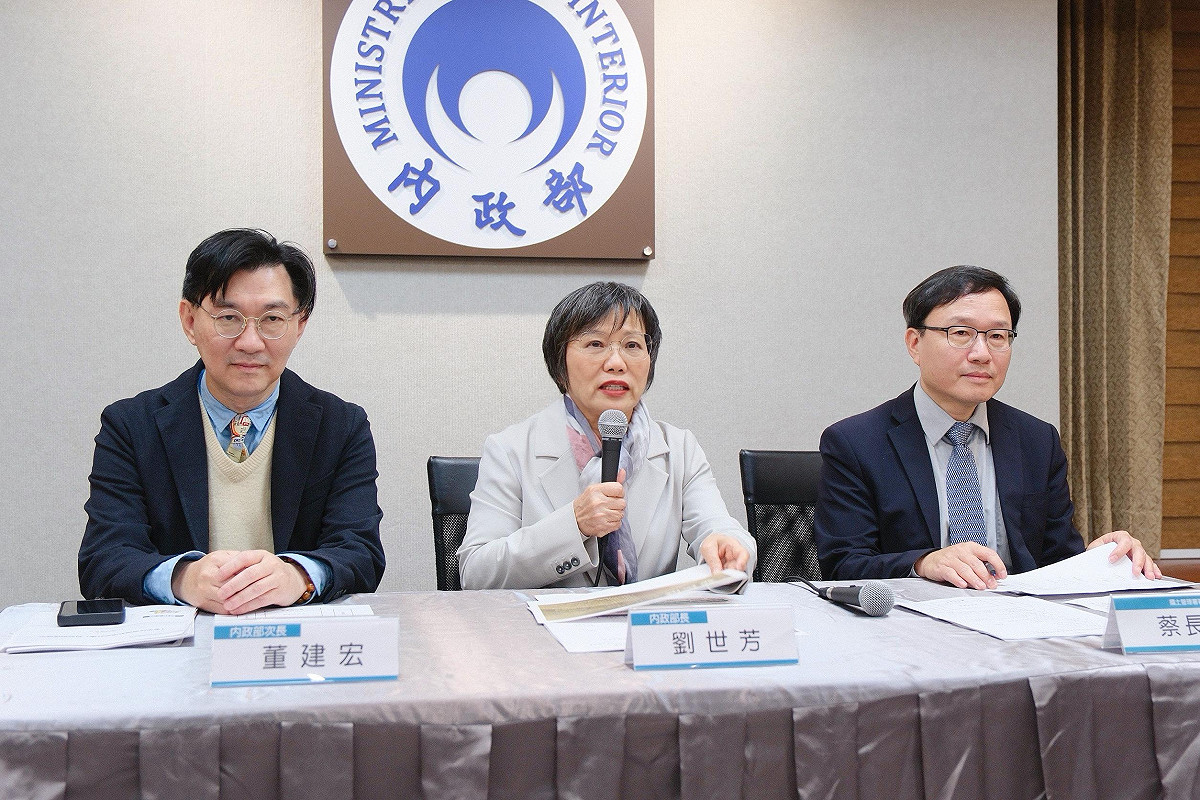 內政部長劉世芳（中）、國土署長蔡長展（右）、內政部次長董建宏（左） 圖：內政部提供