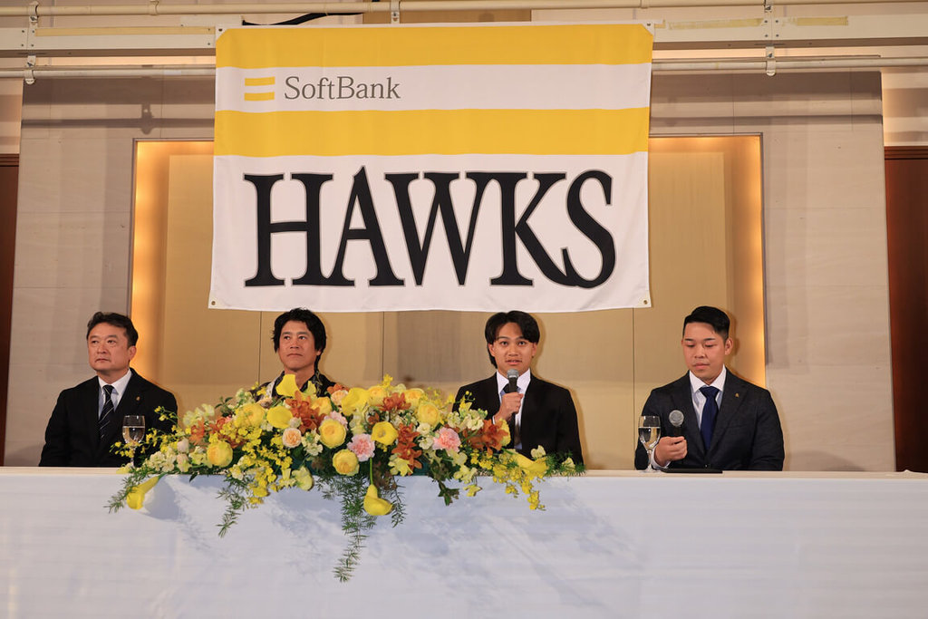 日職福岡軟銀鷹隊29日在日本為台灣投手徐若熙（右2）舉辦加盟記者會，軟銀鷹總經理三笠杉彥（左）、首席棒球總管（CBO）城島健司（左2）皆出席。（福岡軟銀鷹提供）中央社記者蘇志畬傳真　115年1月29日