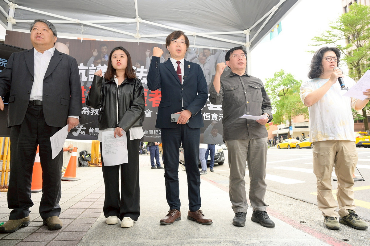 台灣經濟民主連合、台灣基進黨、台灣公民陣線等多個公民團體今日在立法院群賢樓外舉行抗議行動，批評藍白在國會背離應有職責。 圖：台灣經濟民主連合提供