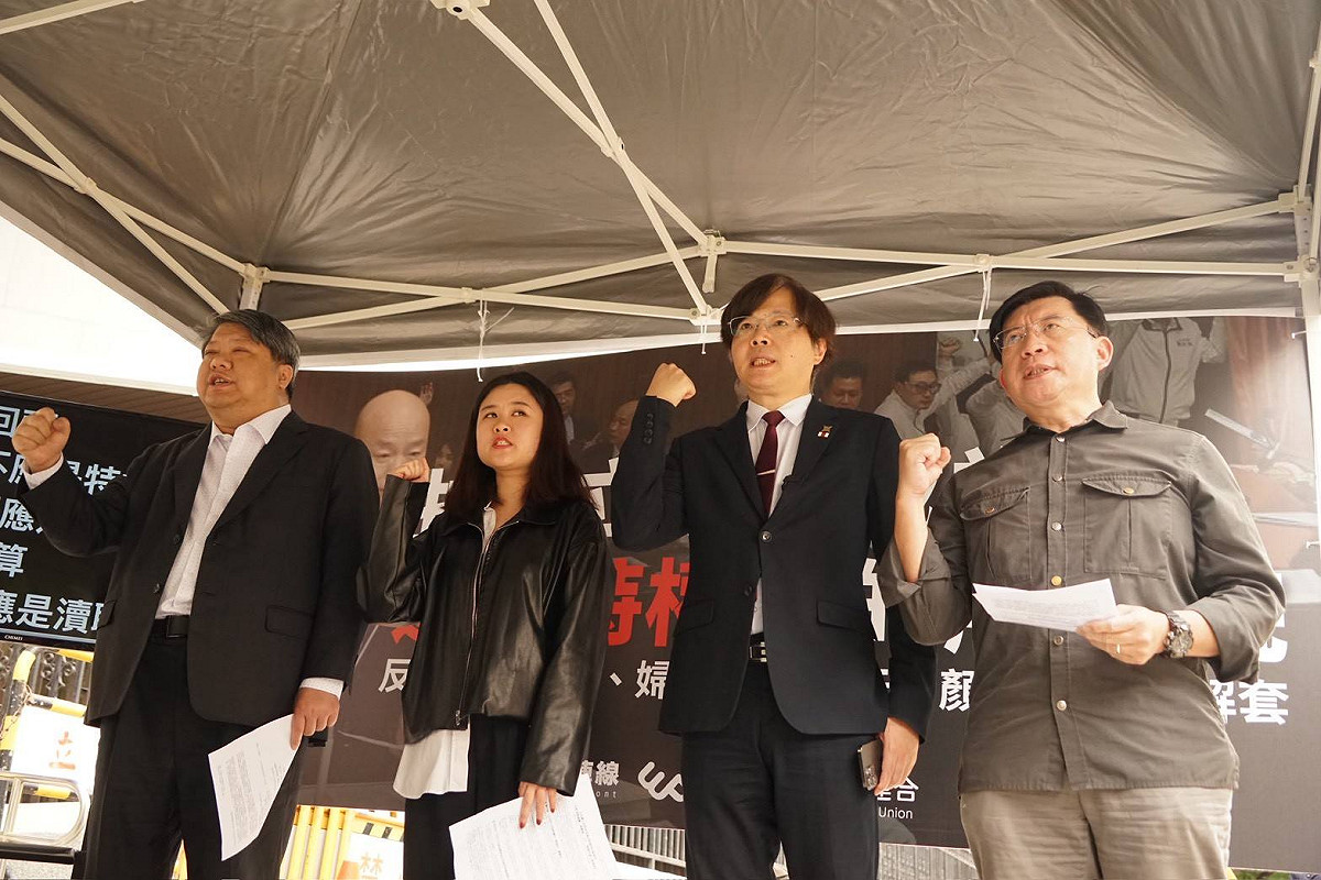 台灣基進、台灣公民陣線、台灣經濟民主連合等多個公民團體30日在立法院群賢樓外舉行抗議行動，批評藍白在國會背離應有職責。痛批今日所推動的三項修法，均涉及替司法敗訴者個案解套。 圖：台灣基進提供