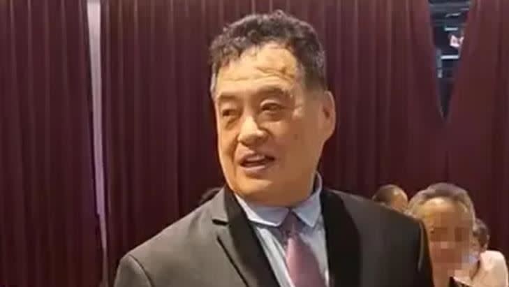退役軍官屈宏義涉收受中宮金援發展組織，違反《國安法》遭判刑10年確定。 圖：翻攝自焦點傳媒社長孫崇仁YT