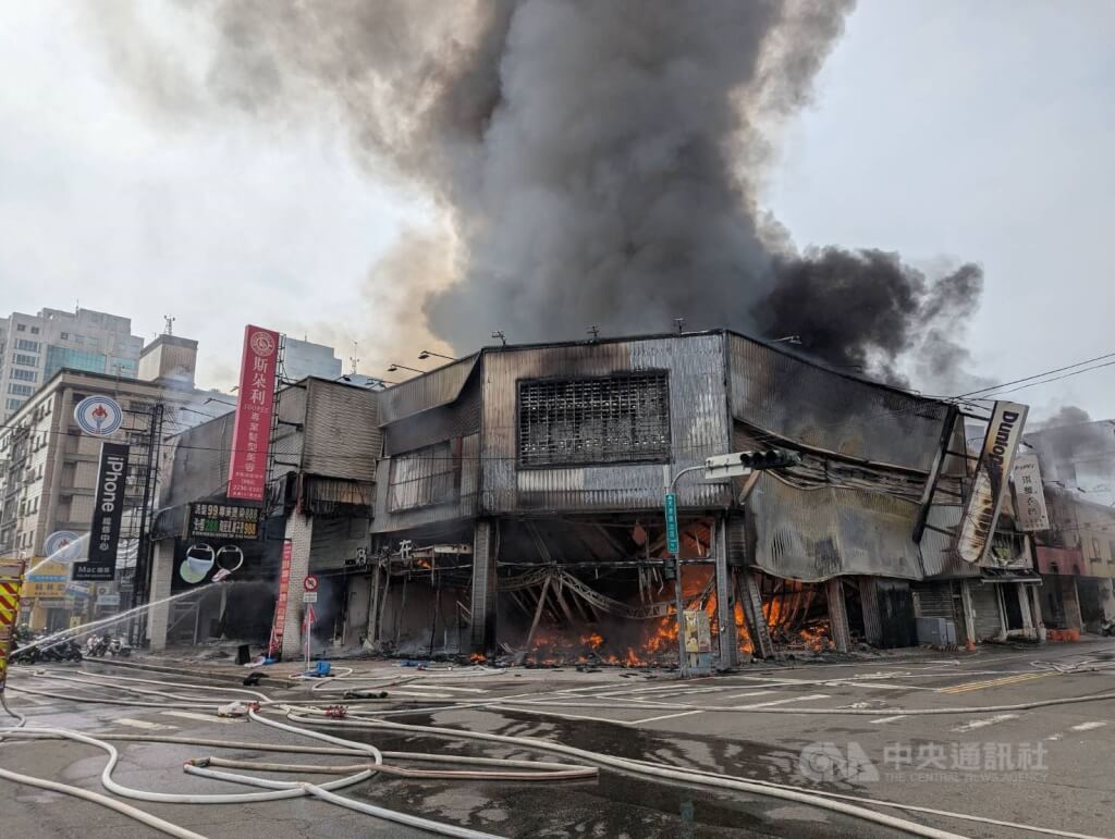 台中市北屯區天津路1處住宅30日上午發生火警，延燒隔壁餐廳及服飾店。中央社記者蘇木春攝 115年1月30日