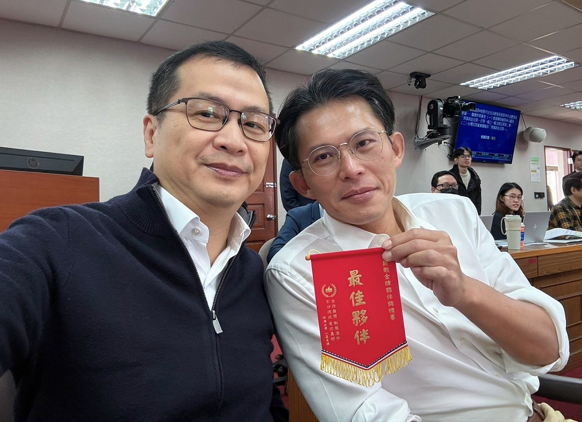 國民黨團書記長羅智強在臉書分享與民眾黨主席黃國昌的合照。 圖：擷取自羅智強臉書