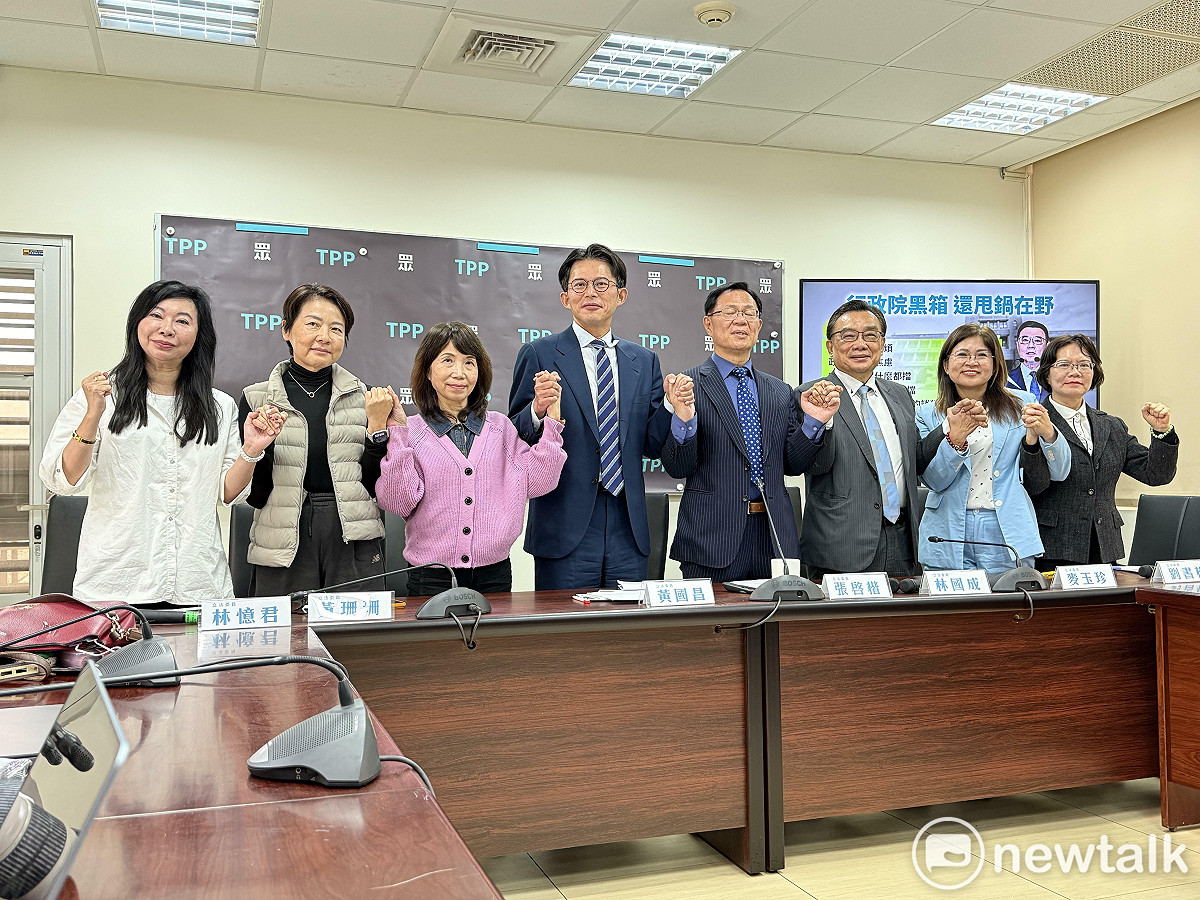 民眾黨8位立委林憶君（左起）、黃珊珊、陳昭姿、黃國昌、張啓楷、林國成、麥玉珍、劉書彬。 圖：周煊惠 / 攝