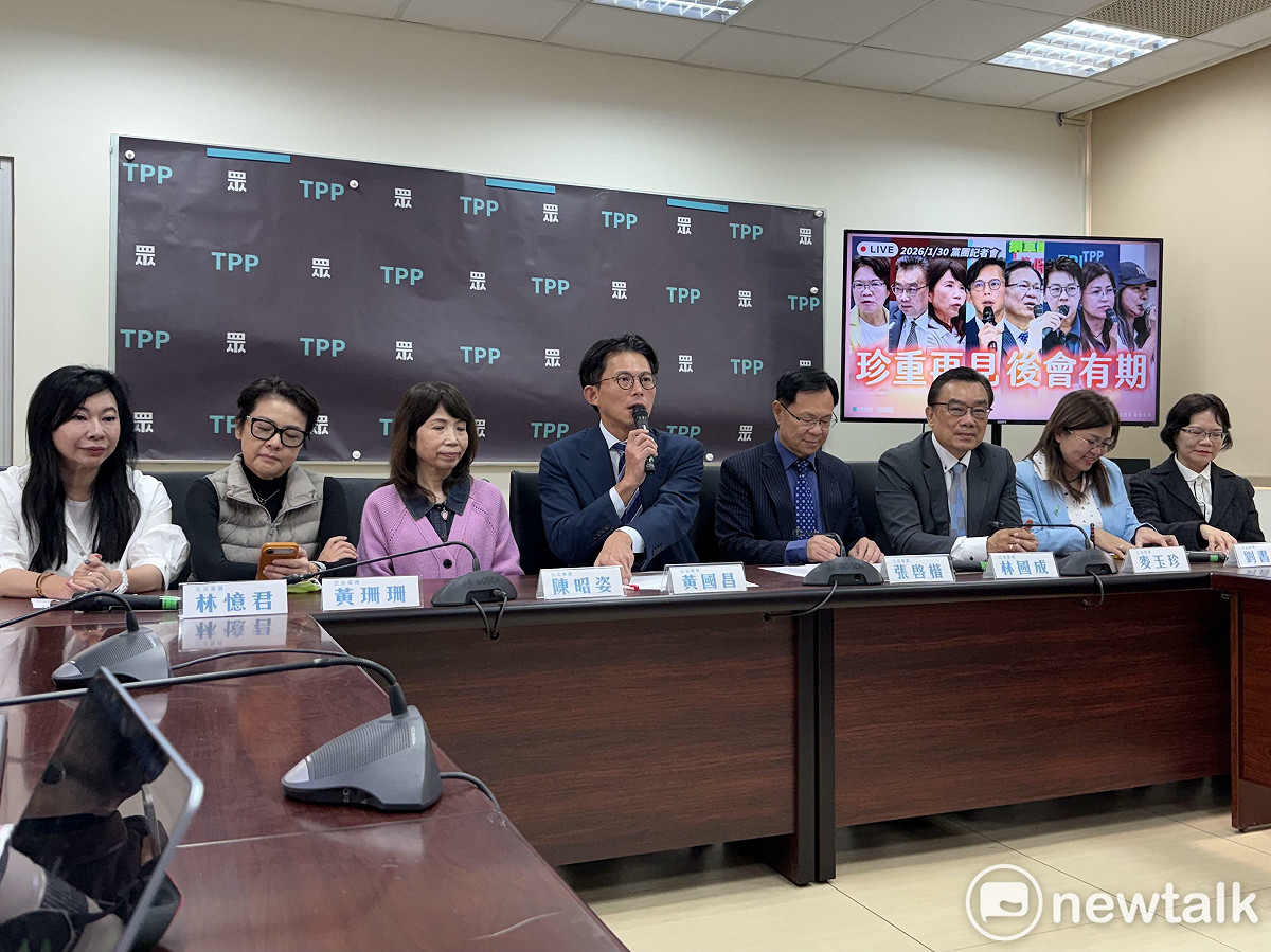 民眾黨團8位立委林憶君（左起）、黃珊珊、陳昭姿、黃國昌、張啓楷、林國成、麥玉珍、劉書彬。 圖：周煊惠 / 攝