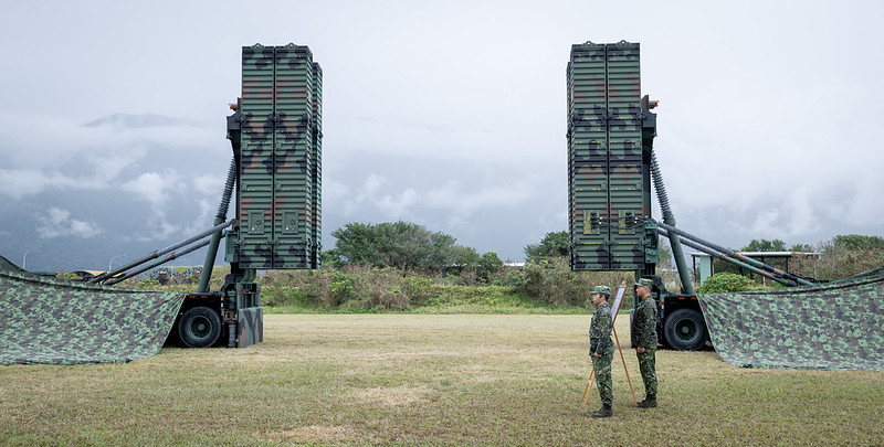 賴清德視察空軍包括「天弓三型機動垂直發射架」。 圖：總統府提供