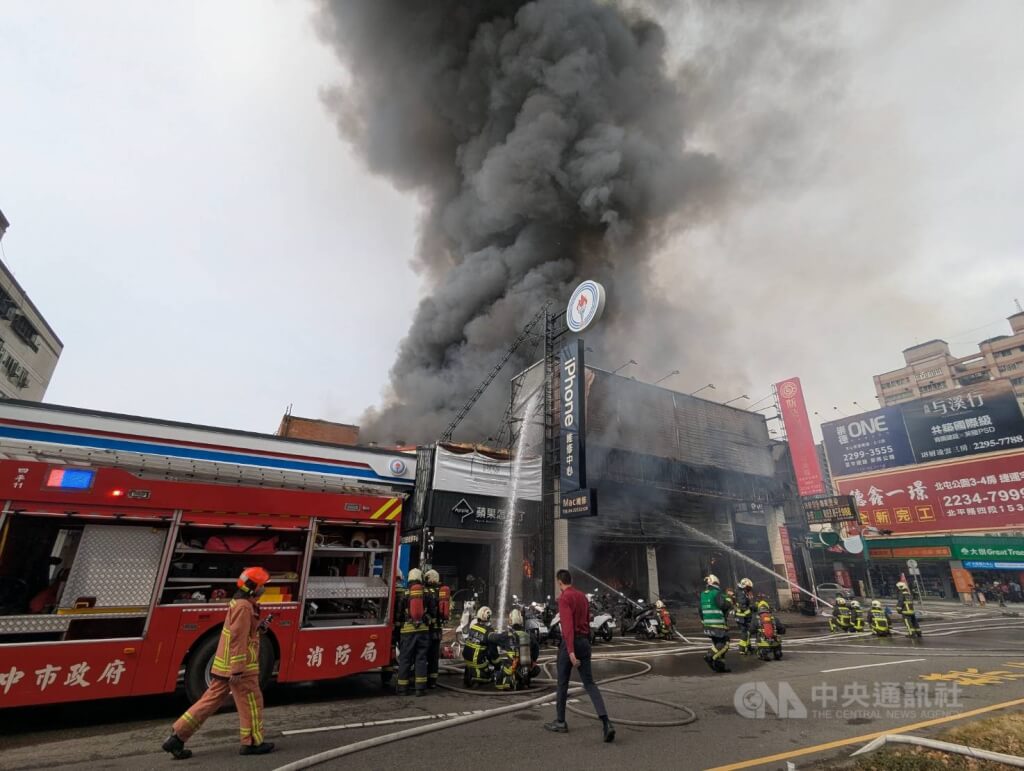 台中市北屯區天津路30日上午發生住宅火警，火勢猛烈，消防局獲報派遣人車前往救援。中央社記者蘇木春攝　115年1月30日
