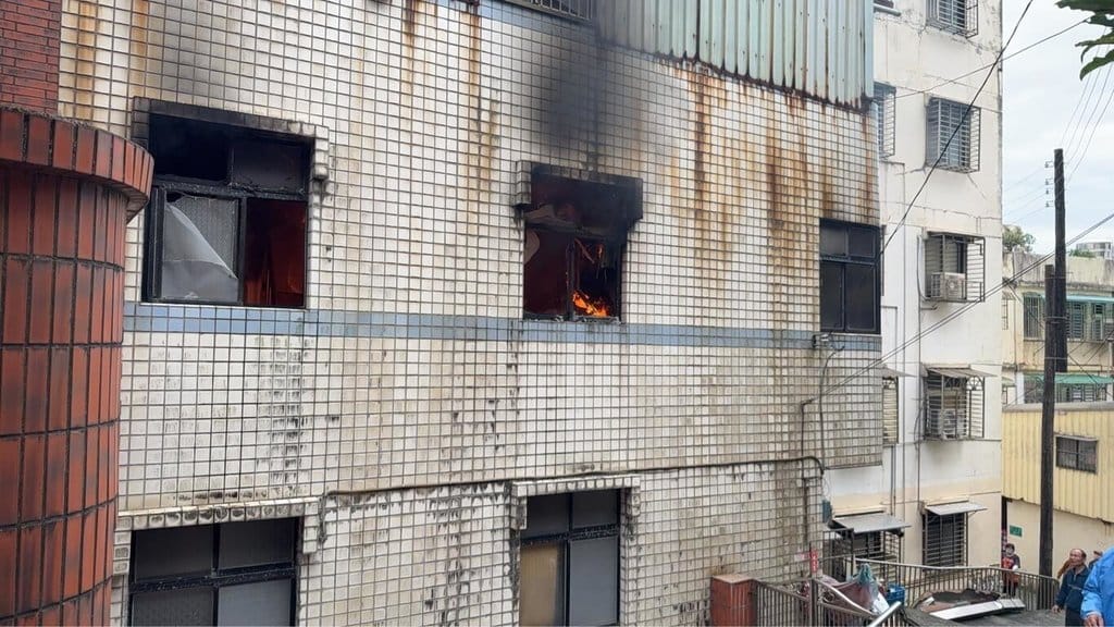 基隆市崇德路一間透天民宅30日上午9時許發生火警，火勢疑從2樓延燒至3樓，約30分鐘後撲滅。（讀者提供）中央社記者王朝鈺傳真　115年1月30日