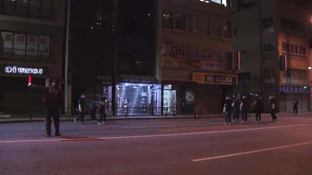 當地時間 29 日晚間，位於東京都台東區東上野 JR 御徒町站附近發生一起搶劫事件， 3 名團夥劫走裝有 4.2 億日圓現金的行李箱。隨後，一名拖著裝有 1.9 億日圓現金的男子報案稱，自己在羽田機場遭受 3 人組的不明人士襲擊，警方初步判斷兩起案件存在關聯，宣布將展開更進一步的調查。 圖：翻攝自 @an0396285524167 X 帳號