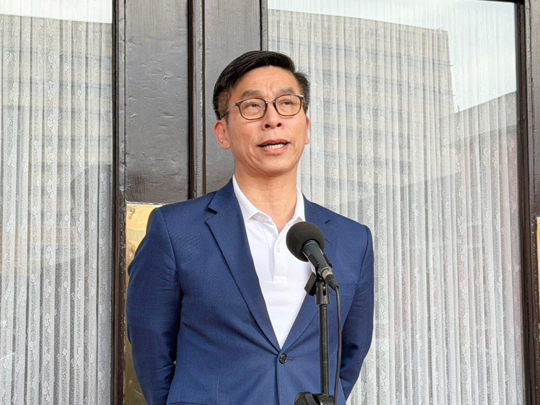 民進黨團幹事長鍾佳濱今日批評，藍白放生院版國防特別條例，質疑為何不敢一起比較？ 圖：金大鈞/攝