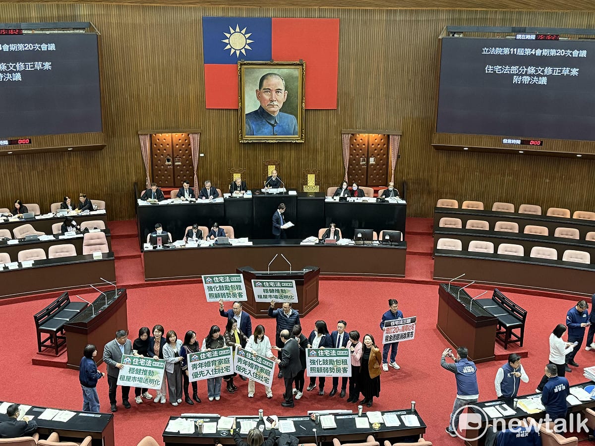 民進黨團在議場合影。 圖：周煊惠 / 攝