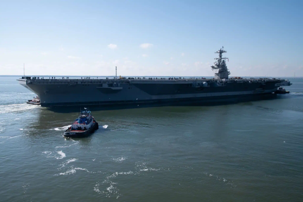 未來的「約翰·F·甘迺迪號」航空母艦（CVN-79）在拖船的引導下駛出紐波特紐斯造船廠，開始進行首次海上試航。 圖:翻攝自HII