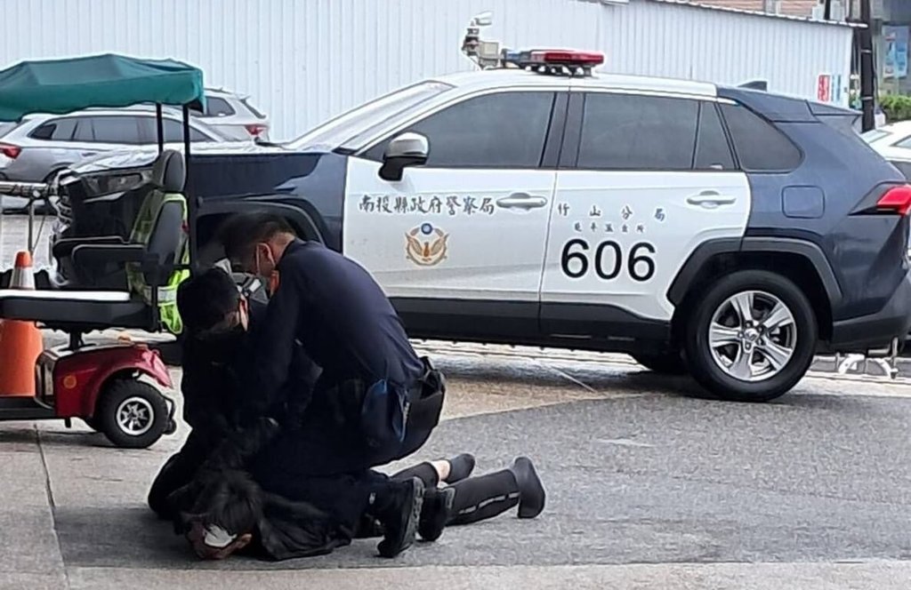 50歲蕭姓男子喝醉受傷，30日由救護車送至南投縣竹山鎮東華醫院就診，卻在醫院發酒瘋打傷護理師，員警到場處理也遭攻擊，蕭男被壓制帶返派出所（圖），全案依涉犯醫療法、刑法傷害罪嫌法辦。（民眾提供）中央社記者蕭博陽南投縣傳真　115年1月30日