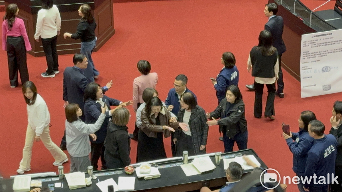 藍白委在議場吵成一團。 圖：周煊惠 / 攝