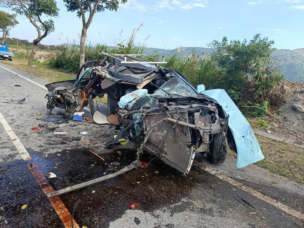 花蓮60歲酒駕累犯杜姓男子日前酒後自撞電線桿後逃逸，沿台11丙北上開了3公里遠再撞上路樹，車輛嚴重變形，杜男被警方依公共危險罪嫌送辦。（吉安警分局提供）中央社記者張祈傳真　115年1月30日