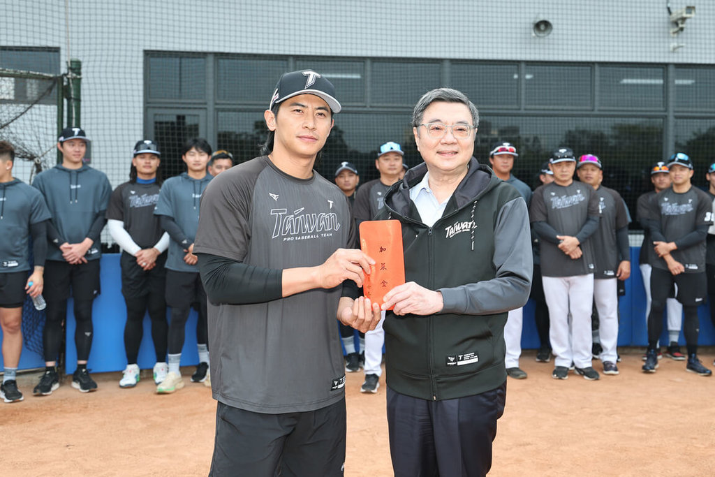行政院長卓榮泰（前右）30日到高雄國家運動訓練中心，致贈新台幣20萬元加菜金予正在備戰世界棒球經典賽（WBC）的台灣隊，由隊長陳傑憲（前左）代表收下。（中職聯盟提供）中央社記者蘇志畬傳真　115年1月30日