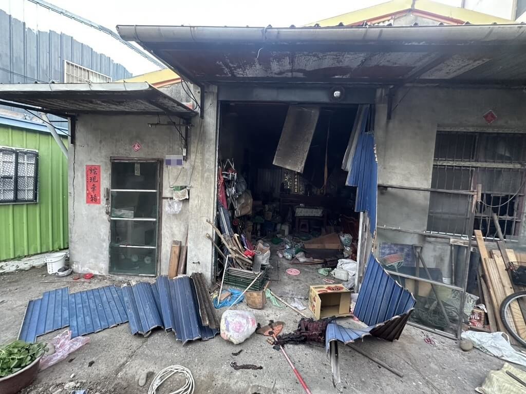 台中市后里區公安路上一處住宅30日驚傳氣爆，鐵捲門都被炸開，屋內天花板掉落，滿地瓶瓶罐罐、一片狼藉。（民眾提供）中央社記者趙麗妍傳真　115年1月30日