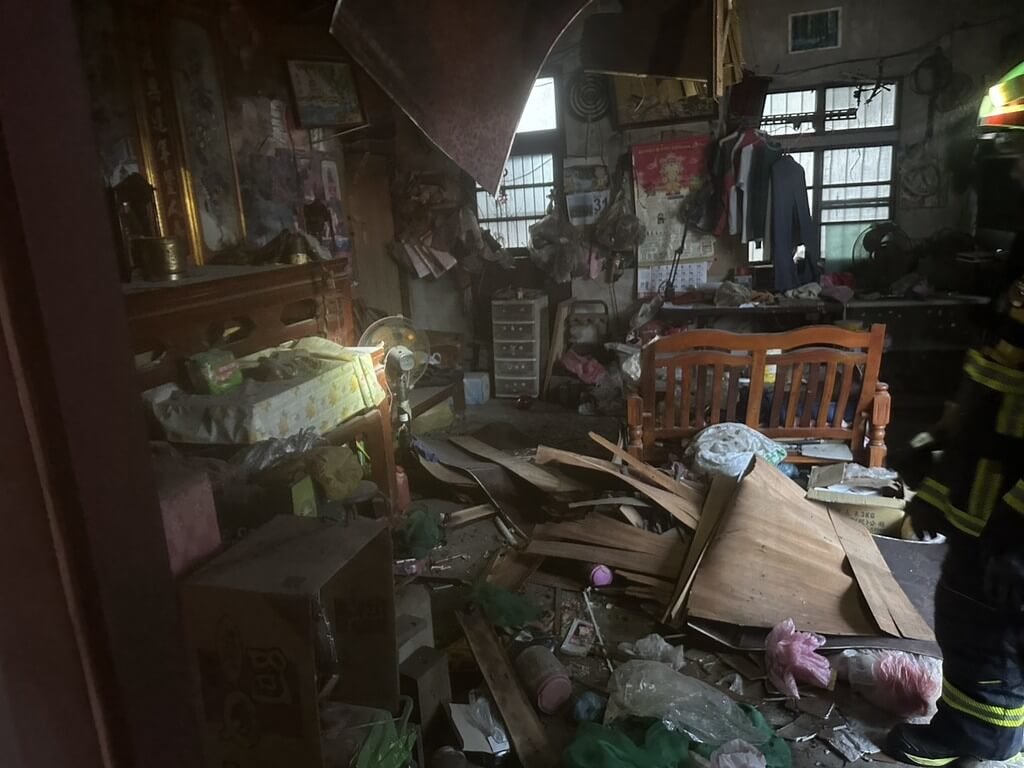 台中市后里區公安路上一處住宅30日發生氣爆意外，屋內雜物散落、一片狼藉，消防人員到場時現場已無明顯火煙，有桶裝瓦斯接頭脫落情形，一名76歲男性受傷送醫。（民眾提供）中央社記者趙麗妍傳真　115年1月30日