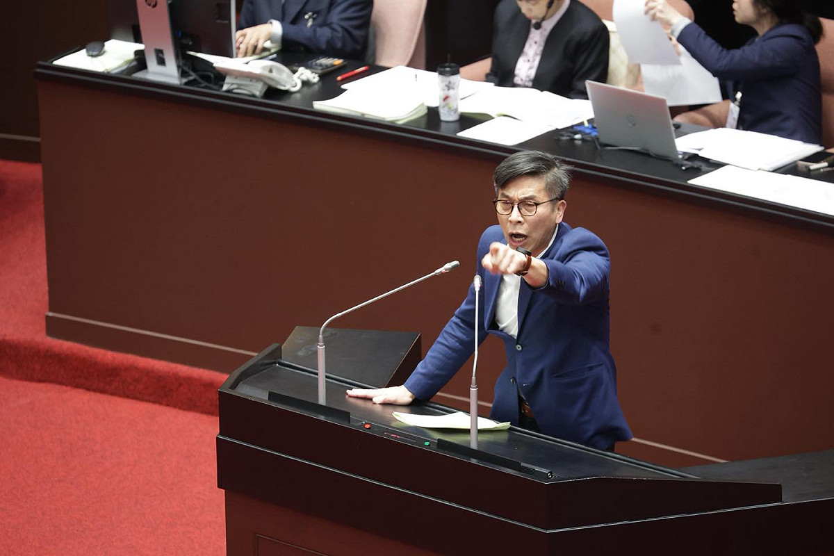 立院第四會期今日落幕，民進黨團幹事長鍾佳濱感性發文，並暗酸民眾黨主席黃國昌「背叛過去的自己」。 圖：翻攝自鍾佳濱臉書