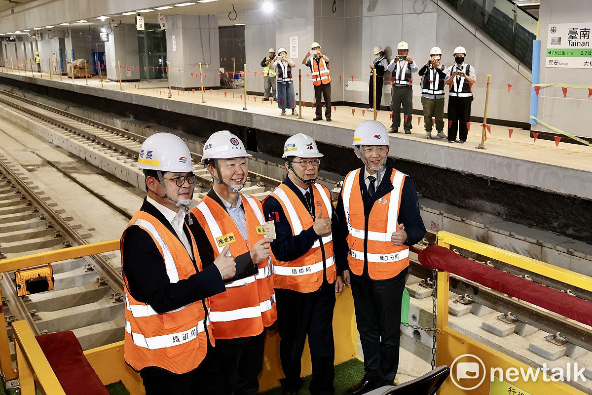 台南鐵路地下化工程再創一項重要里程碑！台南市長黃偉哲今日出席交通部「台南鐵路地下化工程全線軌道接合典禮」，與交通部長陳世凱共同見證歷史性的一刻，並期許工程如期如質於今年年底達成下地通車目標。 圖：台南市政府提供