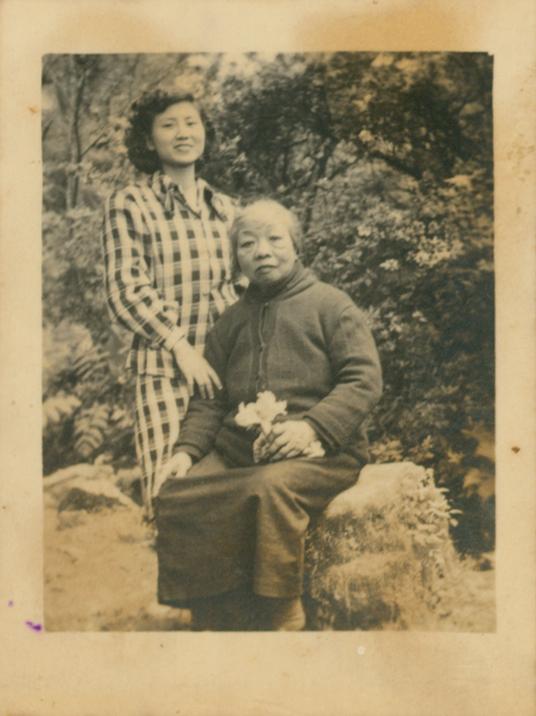 白色恐怖政治受難者施水環與母親合影。 圖：國家人權博物館提供