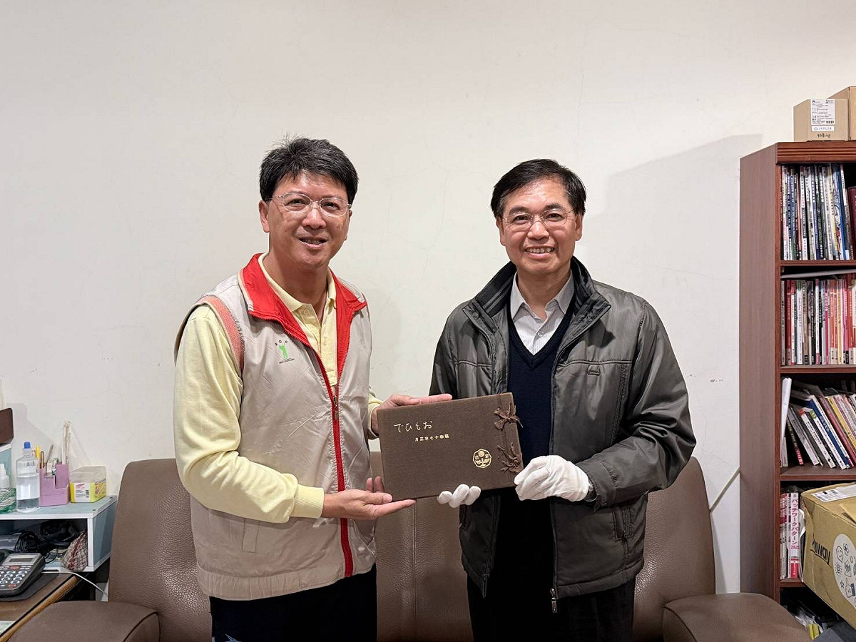 施水環孫姪陳建良(左)與國家人權博物館館長洪世芳(右)合影。 圖：國家人權博物館提供
