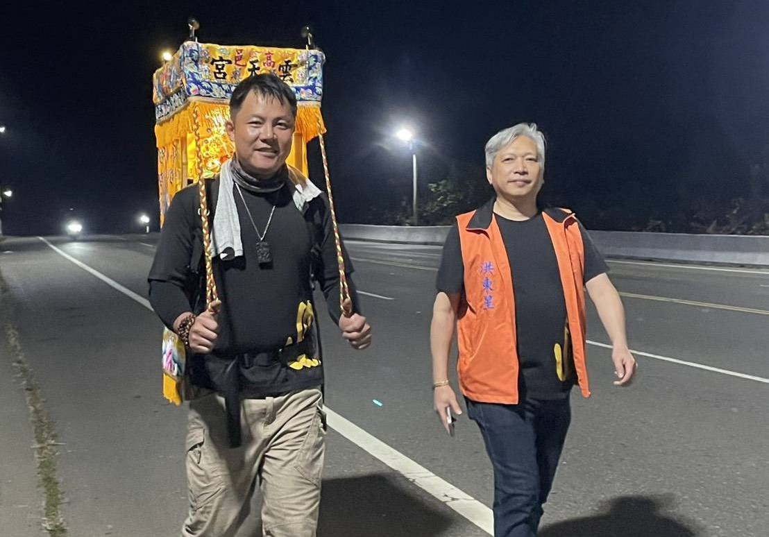 雲天宮副爐主傅俊雲(左)發願揹關聖帝君神尊金身啟動「謝恩行百里」行腳。 圖：玄鷲山高邑雲天宮/提供