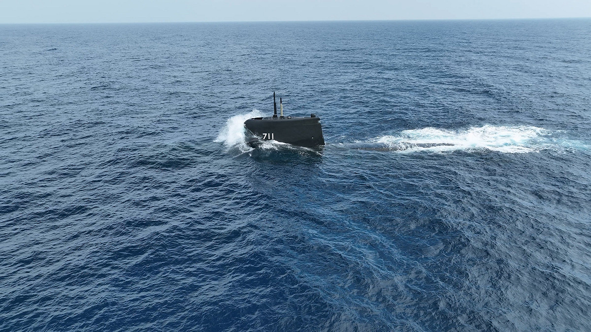 台船公司曝光海鯤軍艦「淺水潛航測試」照片。 圖：翻攝自台灣國際造船公司