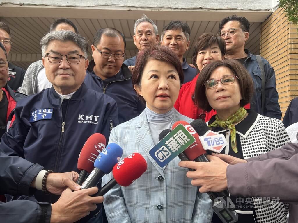 台中市長盧秀燕（前中）31日接受媒體聯訪，被問及2名幼童不幸過世時表示，沉痛與不捨，已指示台中市政府社會局介入協助家屬。中央社記者郝雪卿攝 115年1月31日