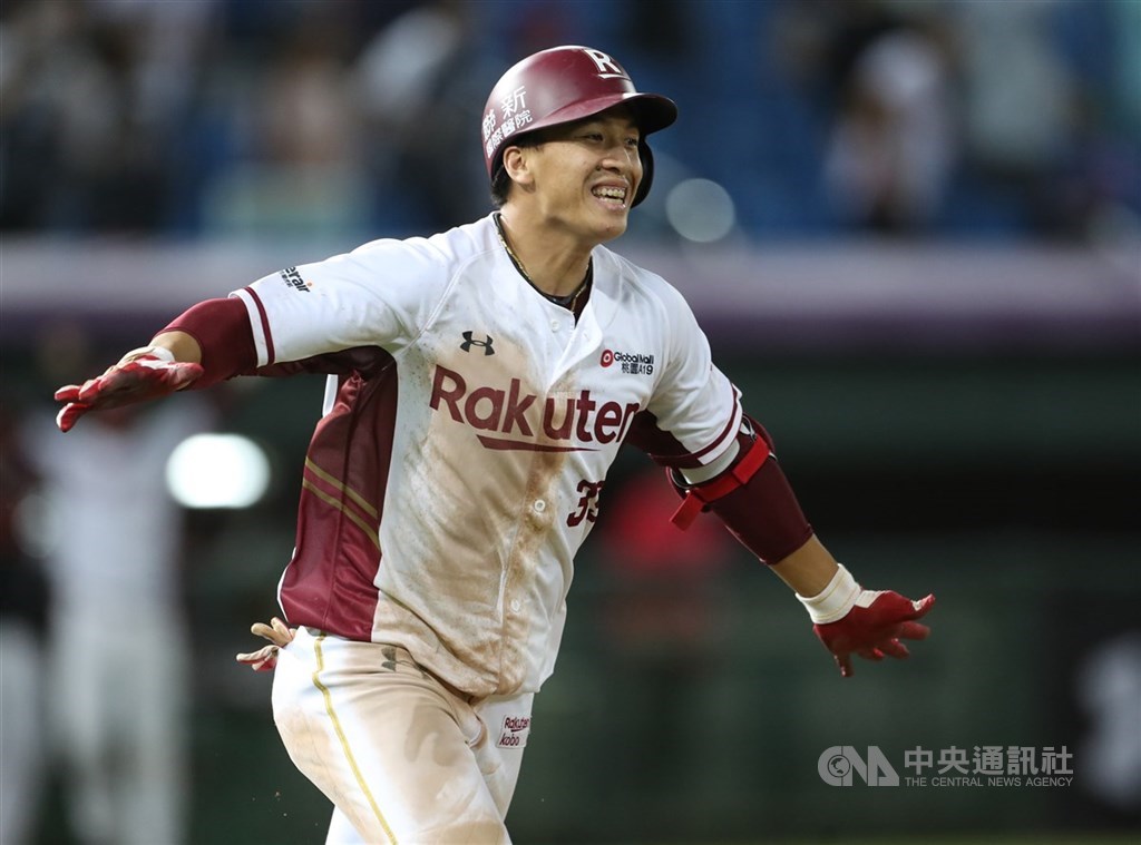 圖為中華職業棒球大聯盟樂天桃猿隊野手林立。（中央社檔案照片）