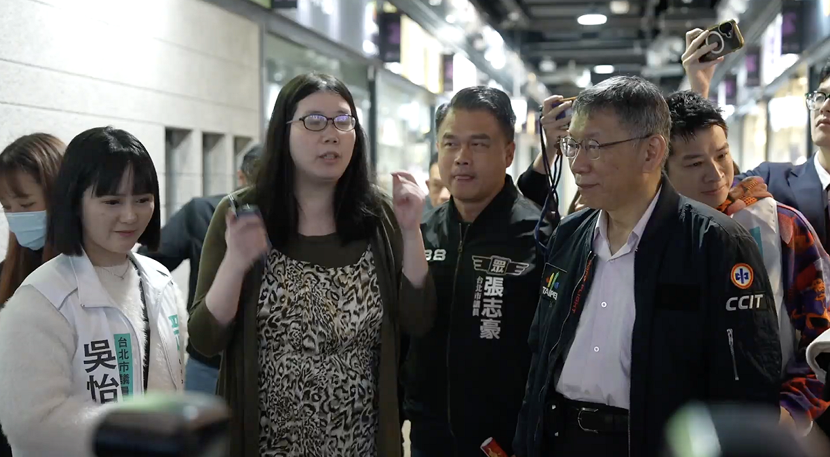 柯文哲學妹（左二）陳情怒喊，為什麼買不起台北房子。 圖：民眾黨提供