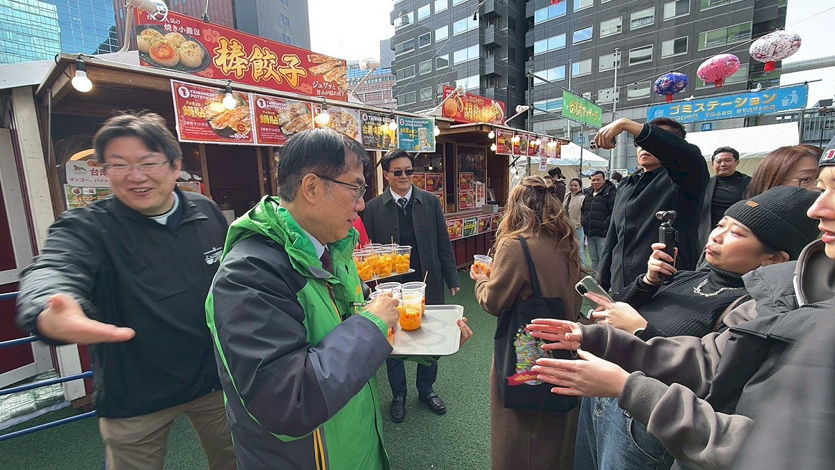 台南市長黃偉哲歡迎大家到台南是個攤位試吃，同時也在日本大啖台南美食。 圖：台南市政府提供
