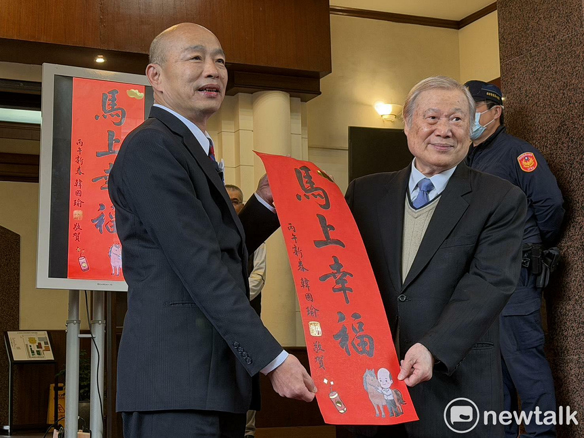 韓國瑜與周萬來一同發放特別版春聯。 資料照片：高逸帆／攝
