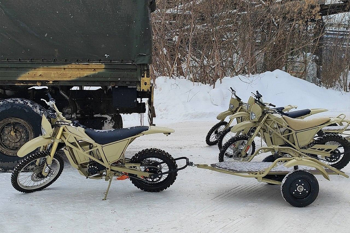 Izh-Enduro 電動機車與 Izh-ScootWay 電動滑板車，統一配備可通用的拖車系統，每輛拖車最大載重可達 200 公斤。 圖：翻攝Kalashnikov Concern官網
