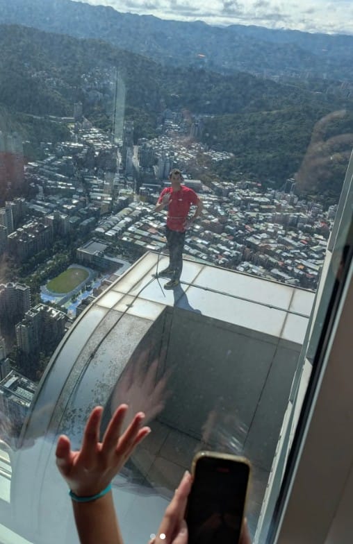 美國極限攀岩家霍諾德(Alex Honnold)，25日徒手攀登台北101一戰成名。 圖：取自Sundar Pichai IG