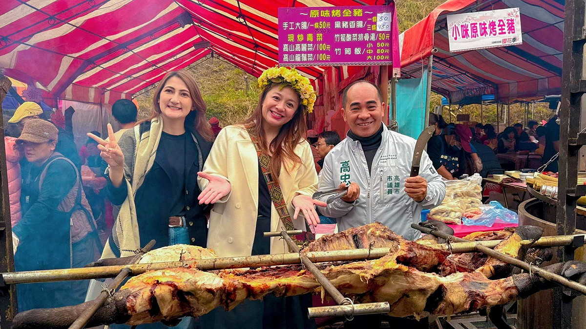 阿布斯(右二)、高忠德(右一)表示，透過櫻花季活動，讓更多人認識部落文化與生活樣貌。 圖：高雄市桃源區公所/提供