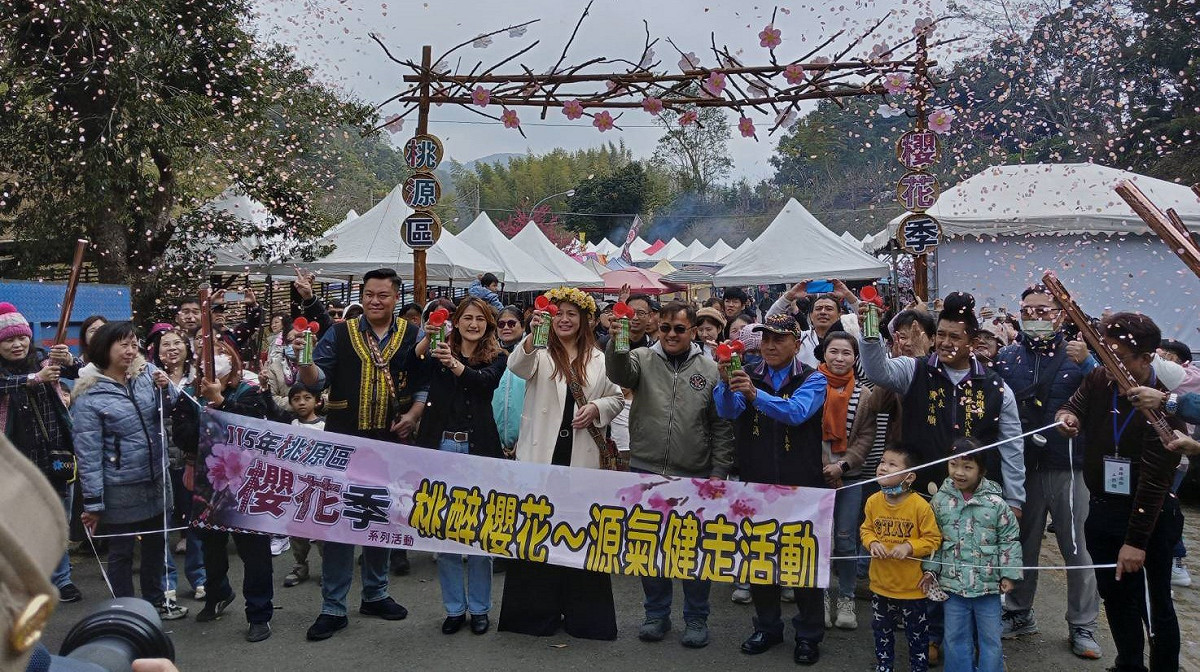 桃源櫻花季今年特別規劃「桃醉櫻花．源氣健走活動」，鼓勵民眾以不同方式親近櫻花步道與自然環境。 圖：高雄市桃源區公所/提供