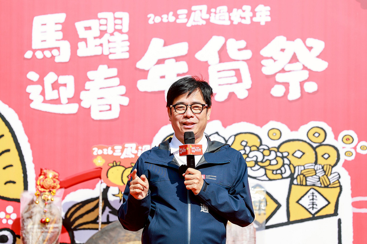 陳其邁市長任內最後一次到三鳳中街發過年紅包，他說從擔任立委就開始來發紅包，這不會是最後一年。 圖：高雄市政府/提供