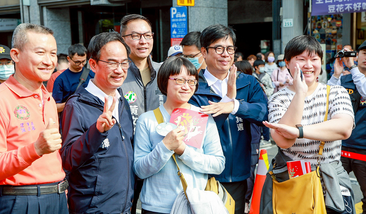 陳其邁(右二)發送「超人精神一馬當先」開運小紅包，提前向市民拜早年。 圖：高雄市政府/提供
