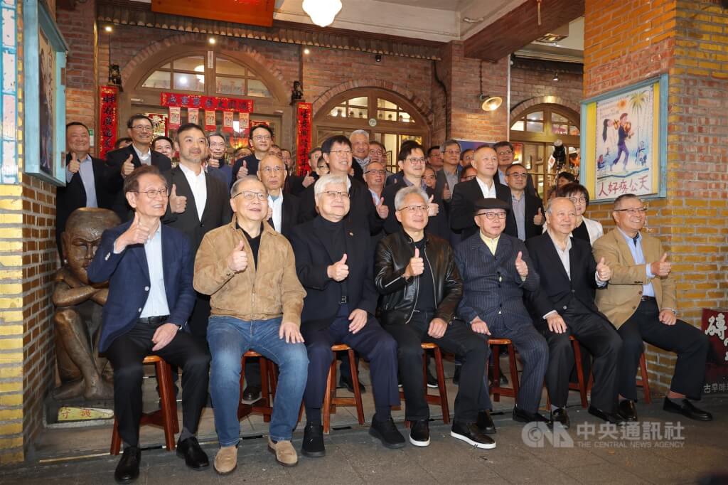 輝達執行長黃仁勳（前中）31日在台北宴請供應鏈夥伴高層，被外界形容為「兆元宴」。用餐前，黃仁勳邀請華碩董事長施崇棠（前左起）、聯發科執行長蔡力行、台積電董事長魏哲家、緯創董事長林憲銘（前右起）、廣達副董事長梁次震、廣達董事長林百里，以及英業達董事長葉力誠（2排左起）、矽品董事長蔡祺文、鴻海董事長劉揚偉、和碩董事長童子賢、緯創總經理林建勳等人一同比讚合影。中央社記者翁睿坤攝　115年1月31日