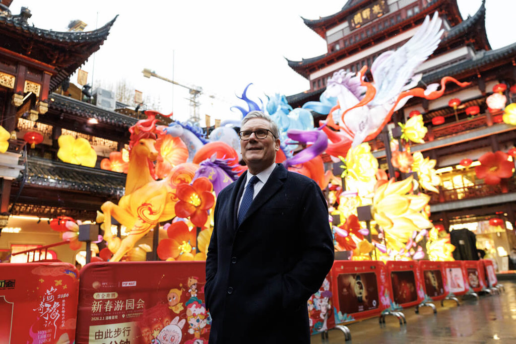 英國首相施凱爾28至31日訪問中國，期間對隨行媒體表示，他樂見中國國家主席習近平在2027年訪英。圖為施凱爾30日參訪上海豫園。（英國首相府提供）中央社記者陳韻聿倫敦傳真　115年1月31日
