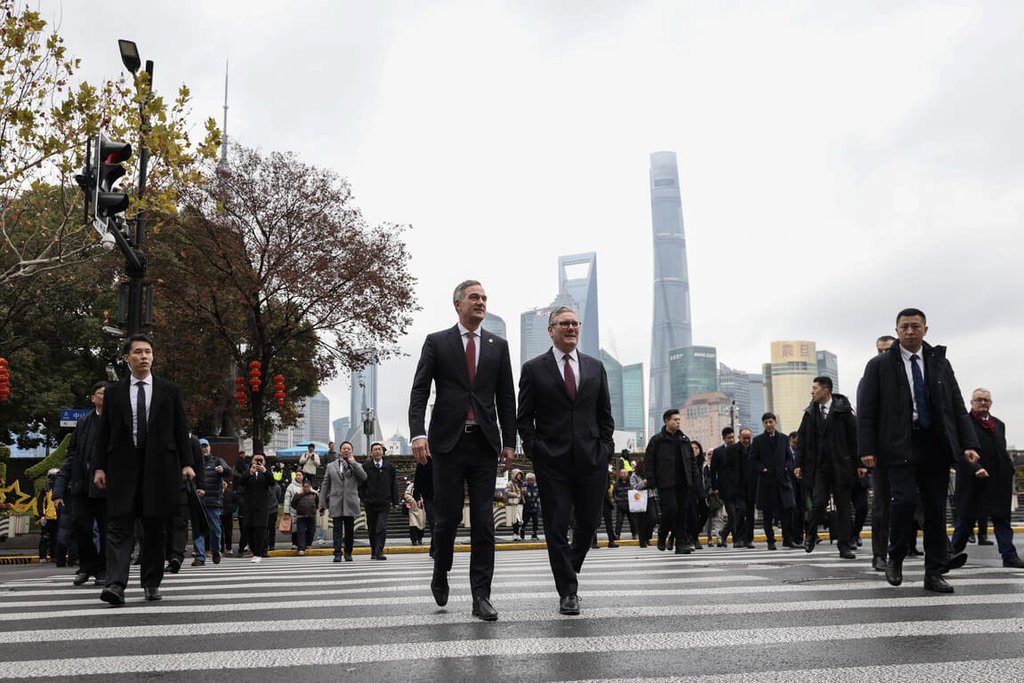 英國首相施凱爾（中右）28至31日訪問中國，31日與隨行訪問的英國商貿大臣凱爾（中左）漫步上海外灘。（英國首相府提供）中央社記者陳韻聿倫敦傳真　115年1月31日