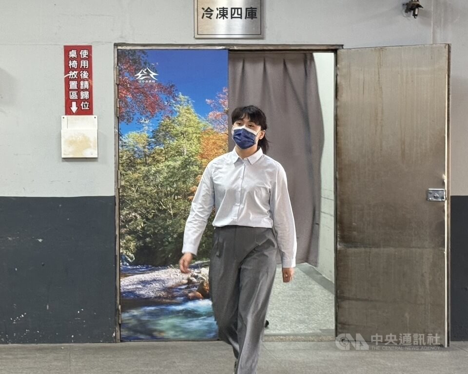台中市2名幼童31日疑遭親人餵食不明藥物，送醫搶救不治。台中地檢署檢察官楊凱婷（圖）同日下午於殯儀館相驗後表示，將擇期解剖以釐清死因。中央社記者郝雪卿攝 115年1月31日