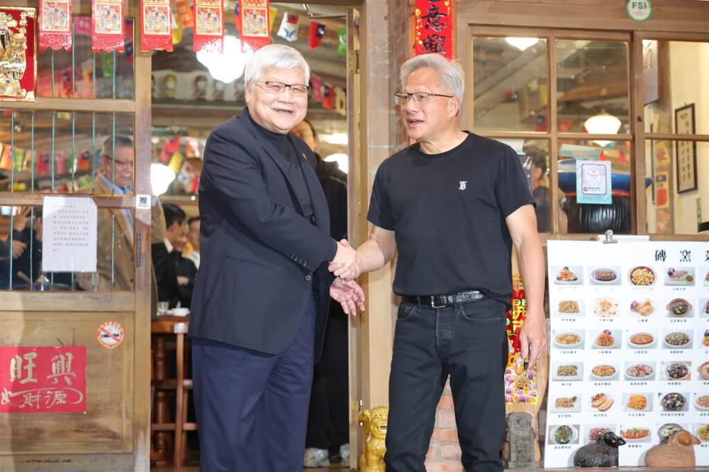 輝達（NVIDIA）執行長黃仁勳（右）31日晚間在台北宴請台廠供應鏈高層，晚間8時左右，台積電董事長暨總裁魏哲家（左）先行離場，黃仁勳親送魏哲家離開餐廳。 圖:中央社提供